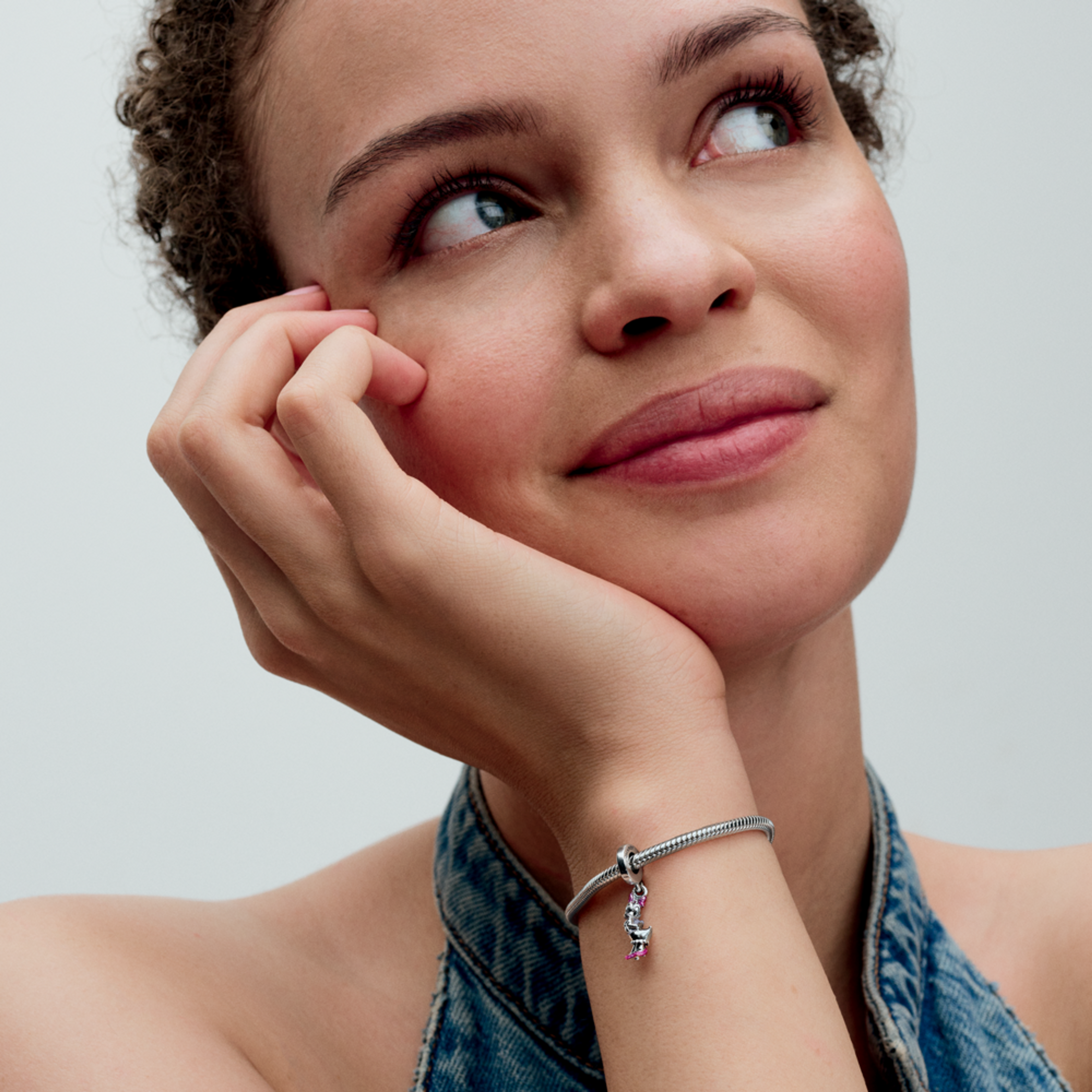 PANDORA Disney visiaci prívesok Kačka Daisy - galéria #1