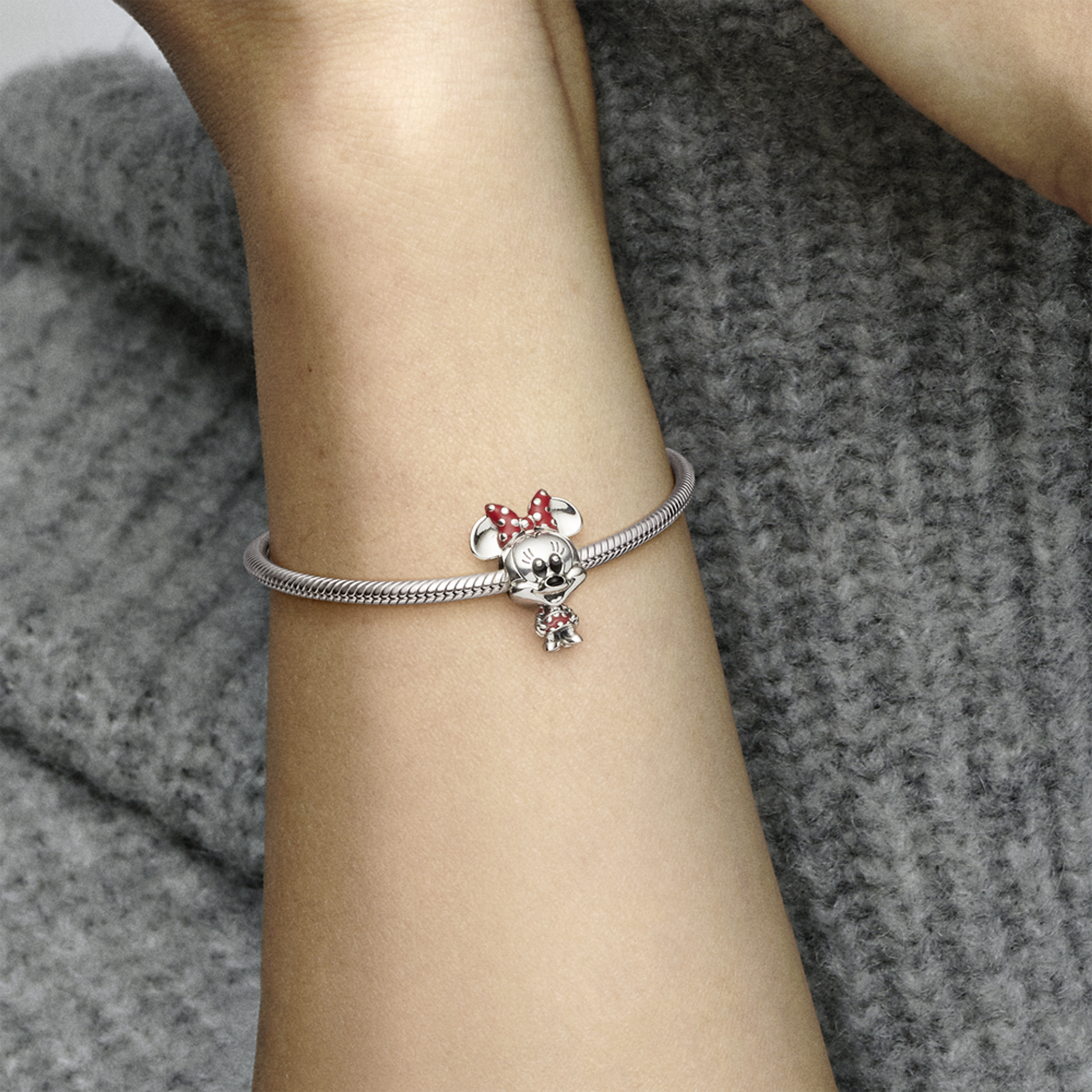 PANDORA Disney prívesok Myška Minnie s bodkovanými šatami a mašľou - galéria #1