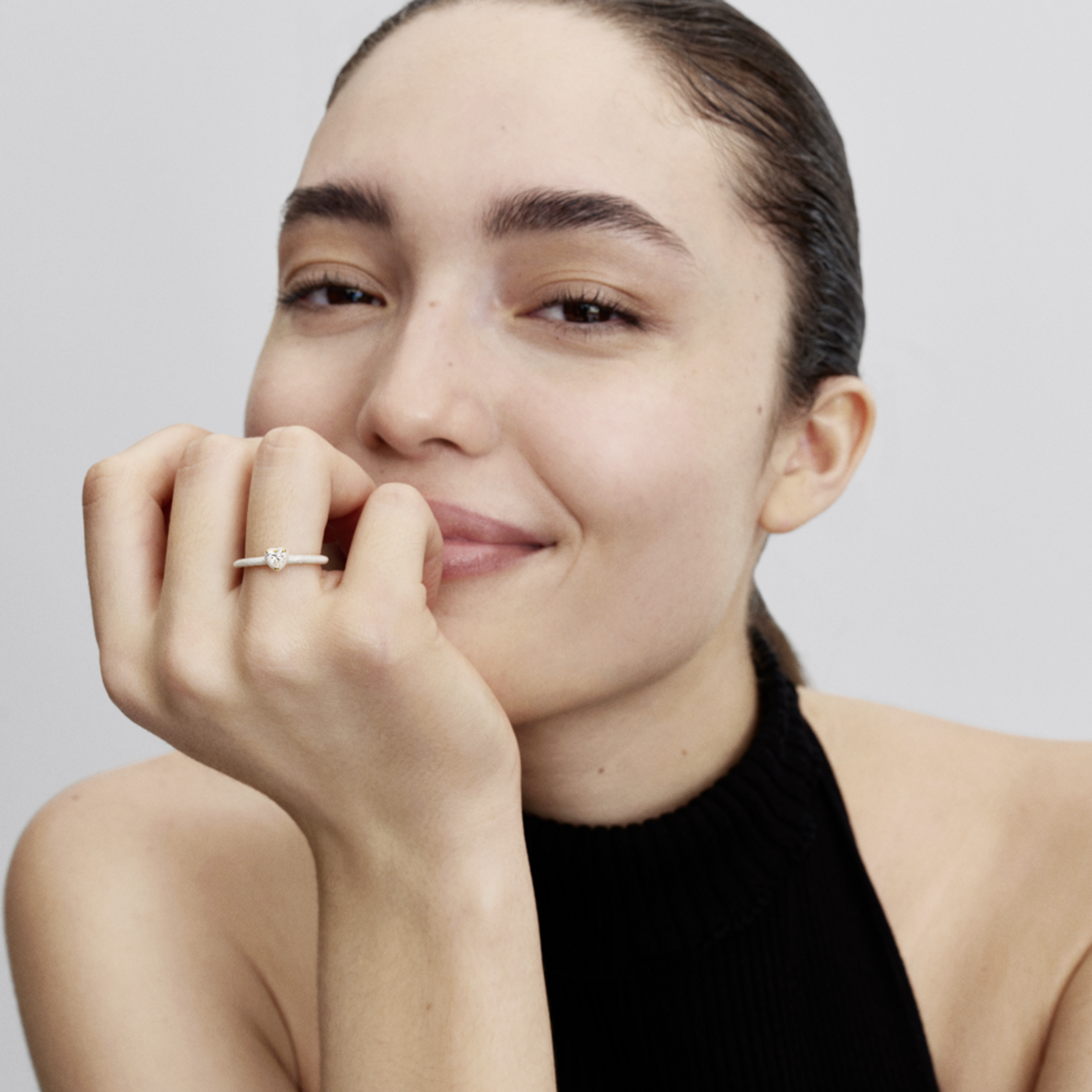 PANDORA prsteň s bielym čakrovým srdcom - galéria #1