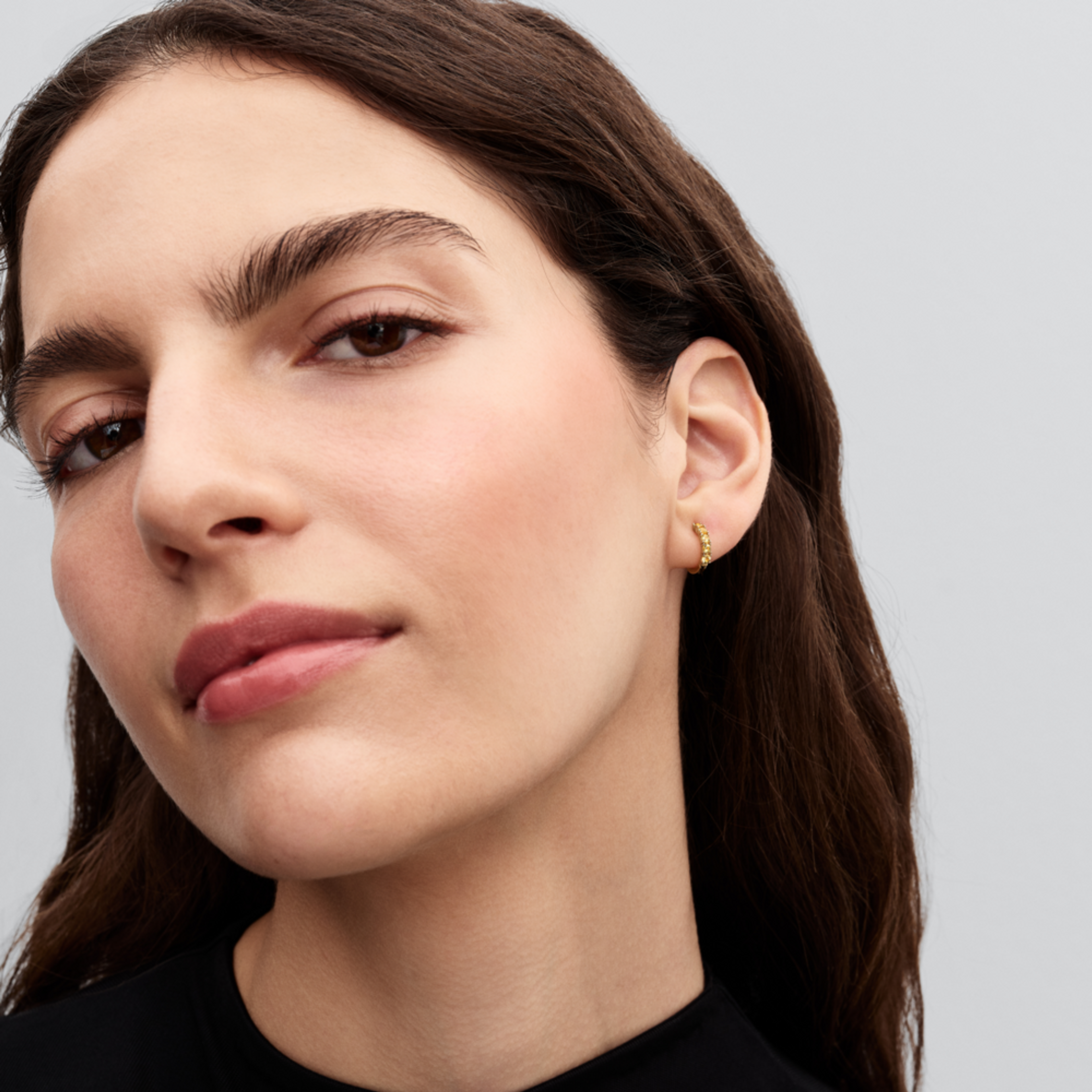 PANDORA náušnice Malé priliehavé žlté kruhy - galéria #1