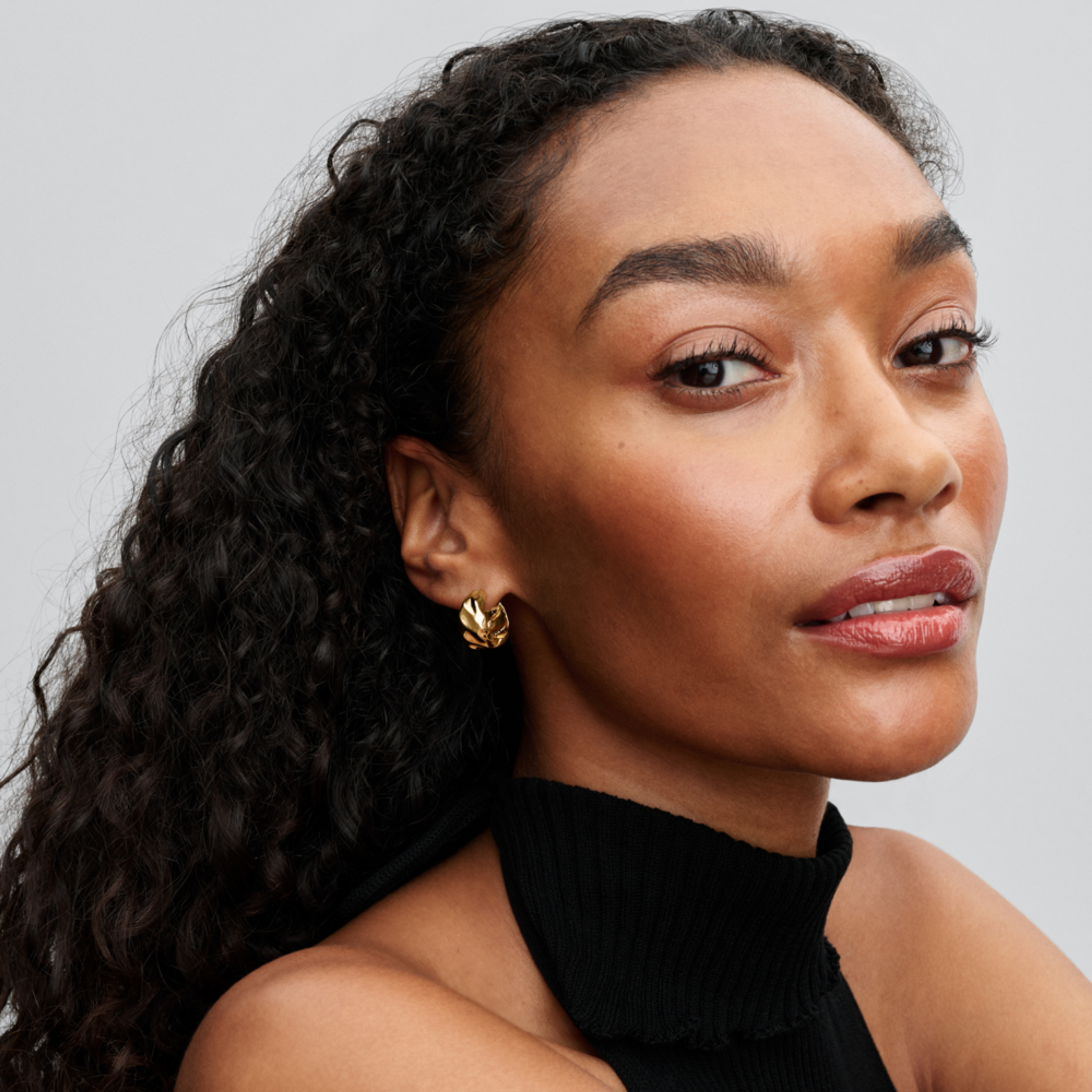 PANDORA Pozlátené zvlnené kruhové náušnice - galéria #1