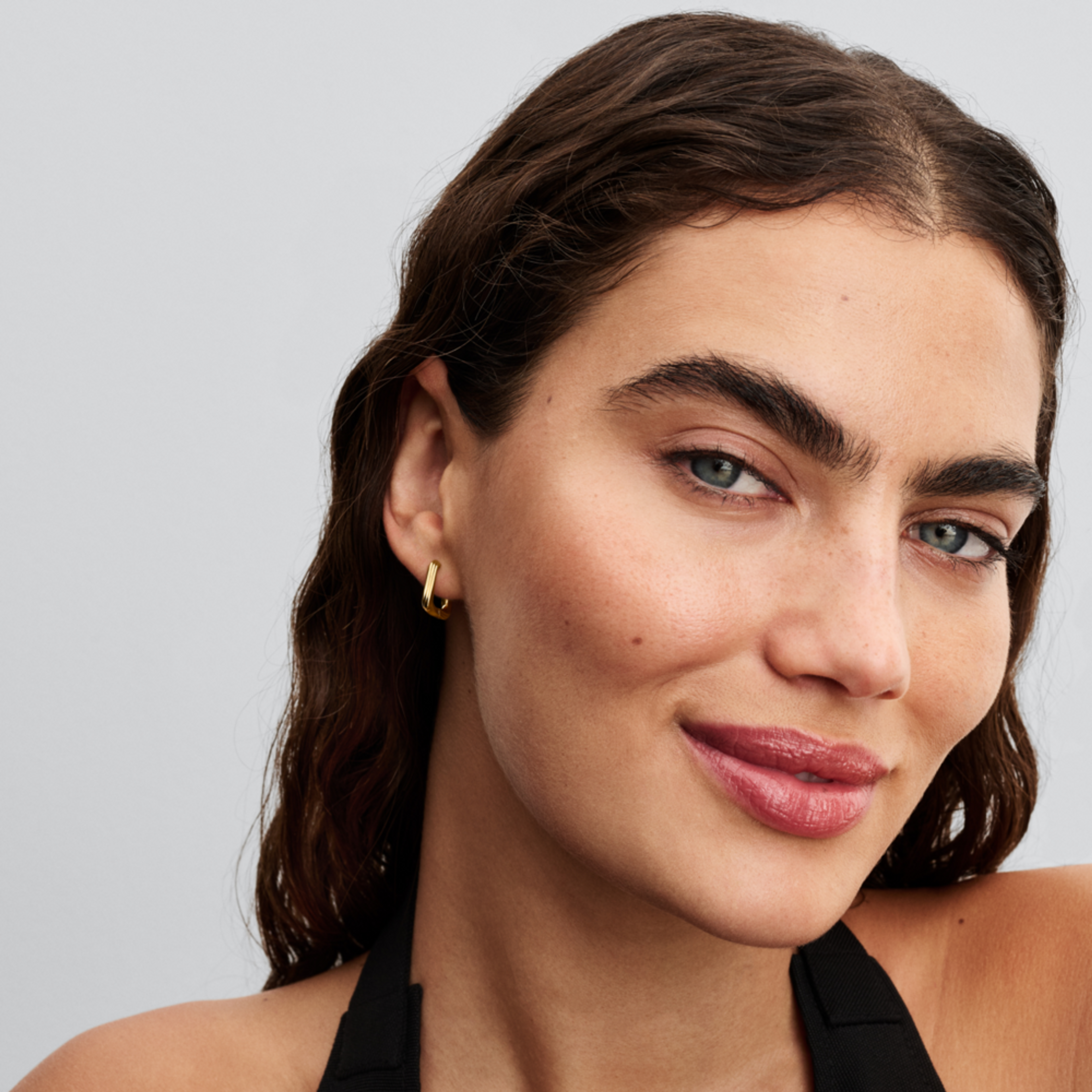 PANDORA Malé kruhové náušnice Skrútený trojuholník - galéria #1