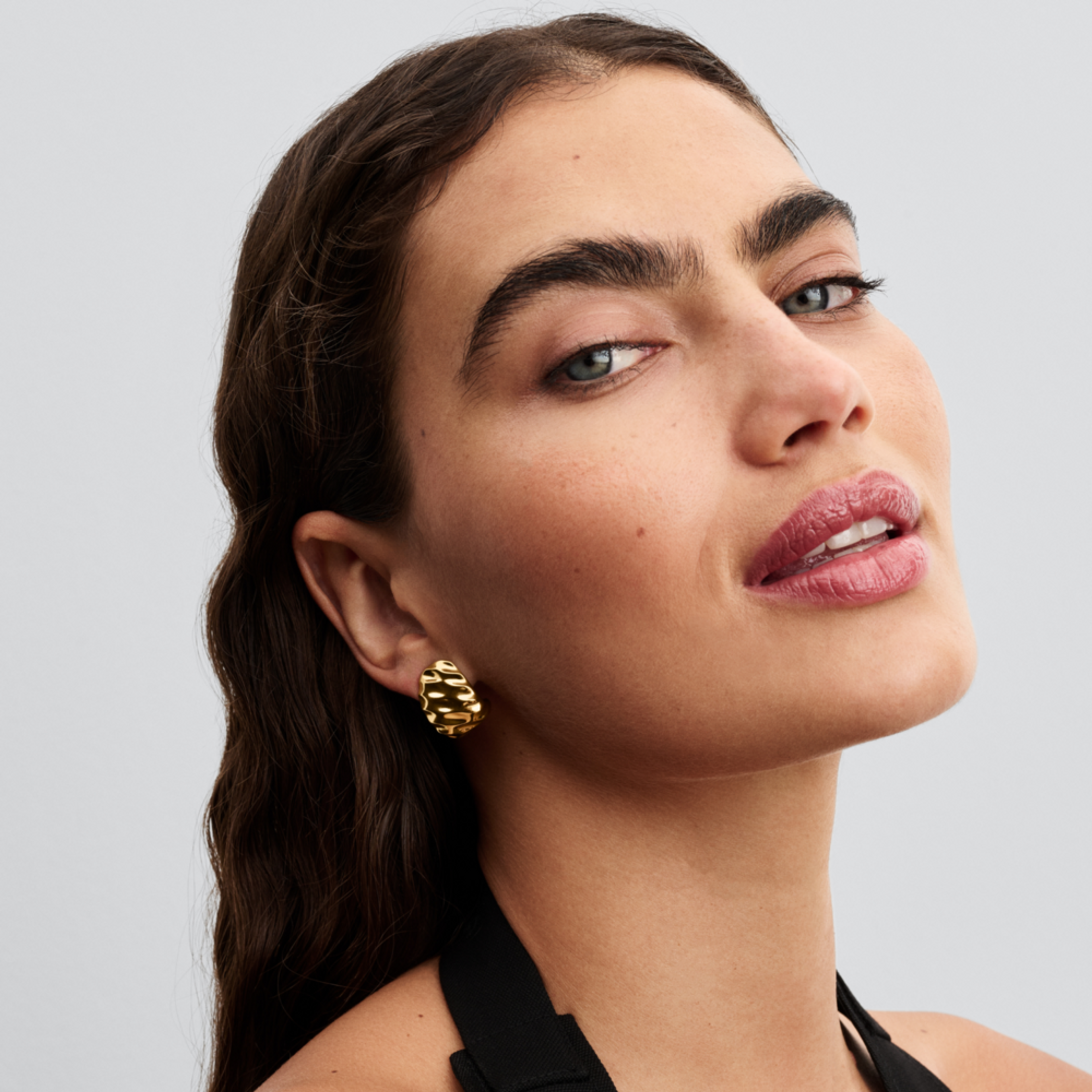 PANDORA Široké zvlnené kruhové náušnice - galéria #1