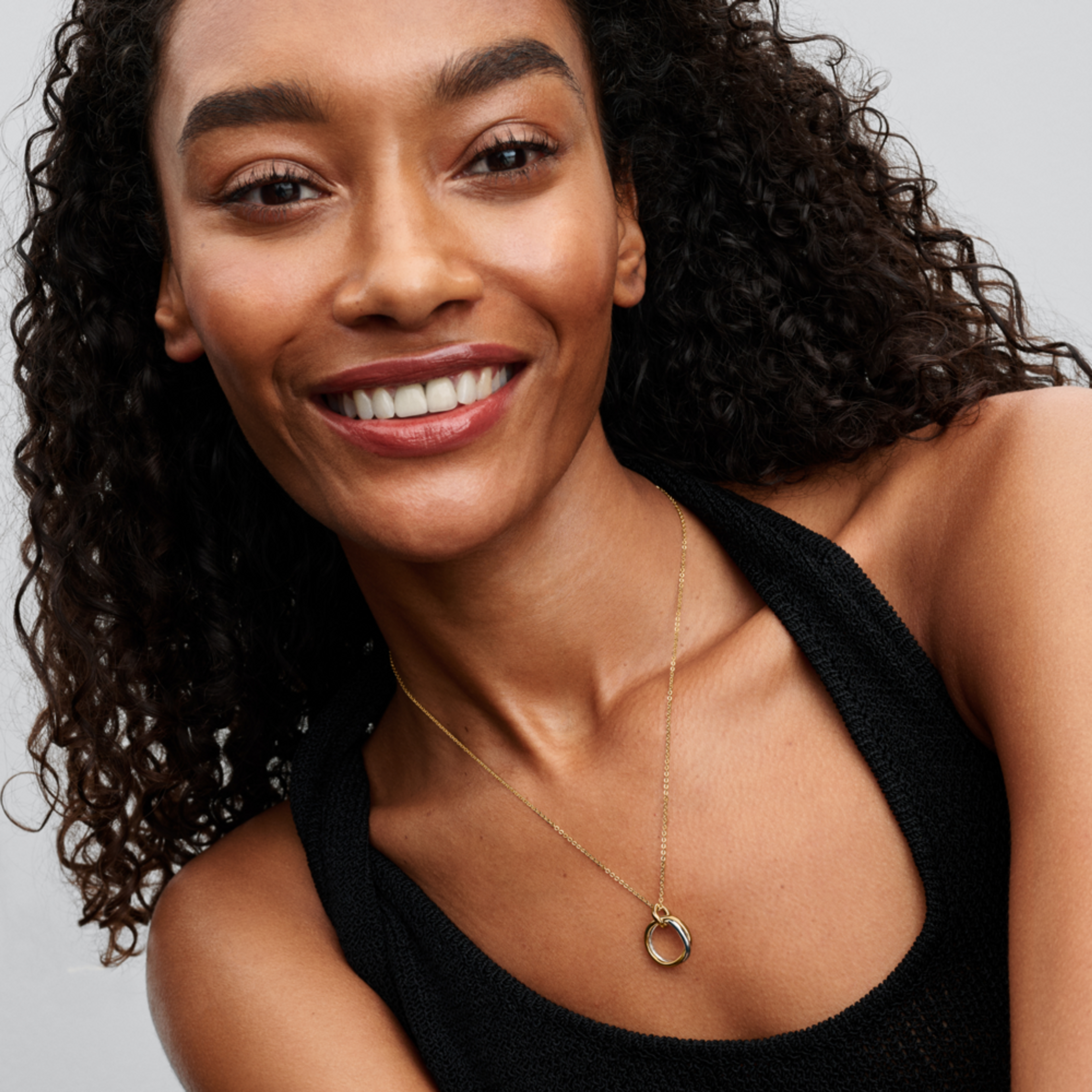 PANDORA Organicky tvarovaný dvojfarebný náhrdelník s príveskom - galéria #1