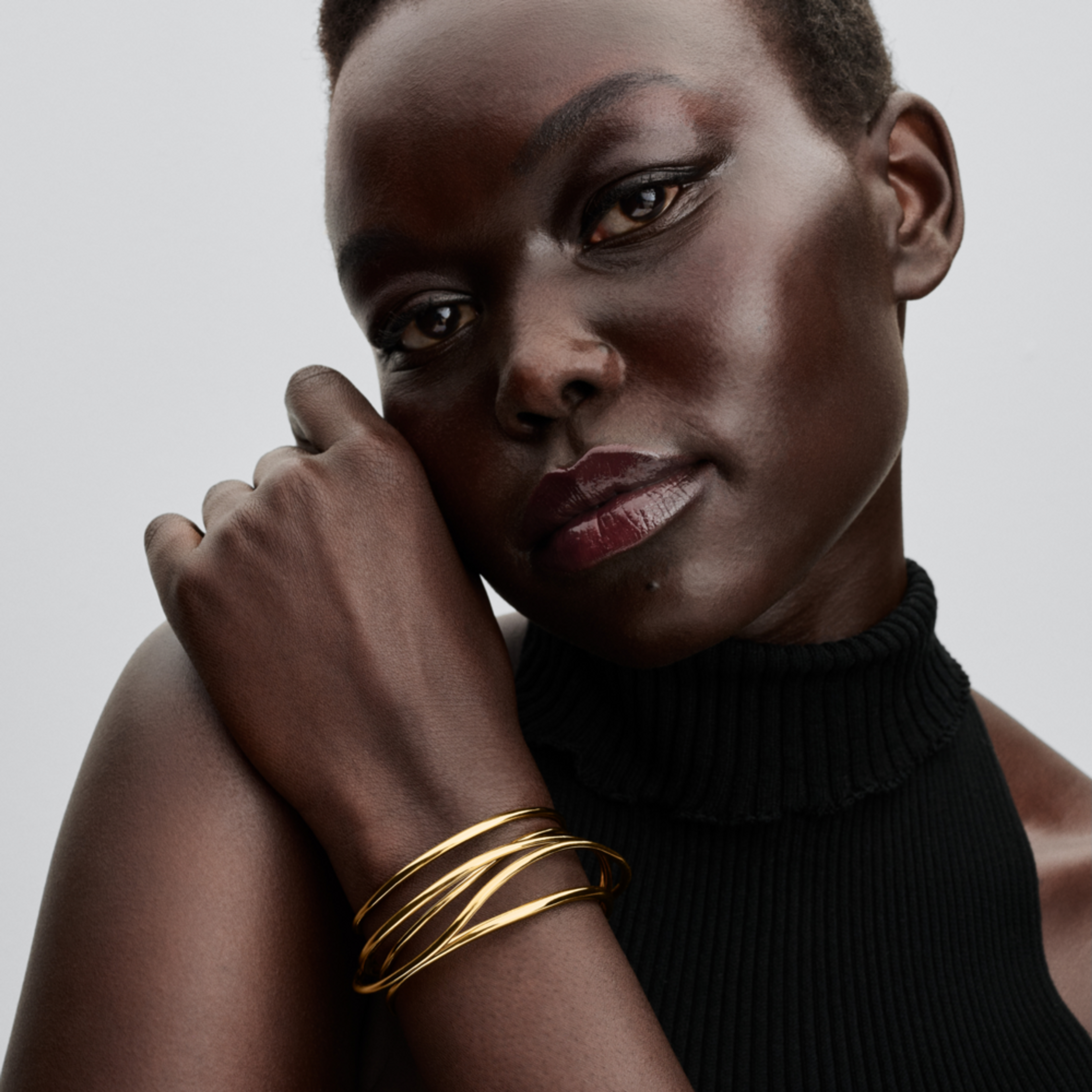 PANDORA Pozlátený široký pevný otvorený náramok s Organickým tvarom - galéria #1