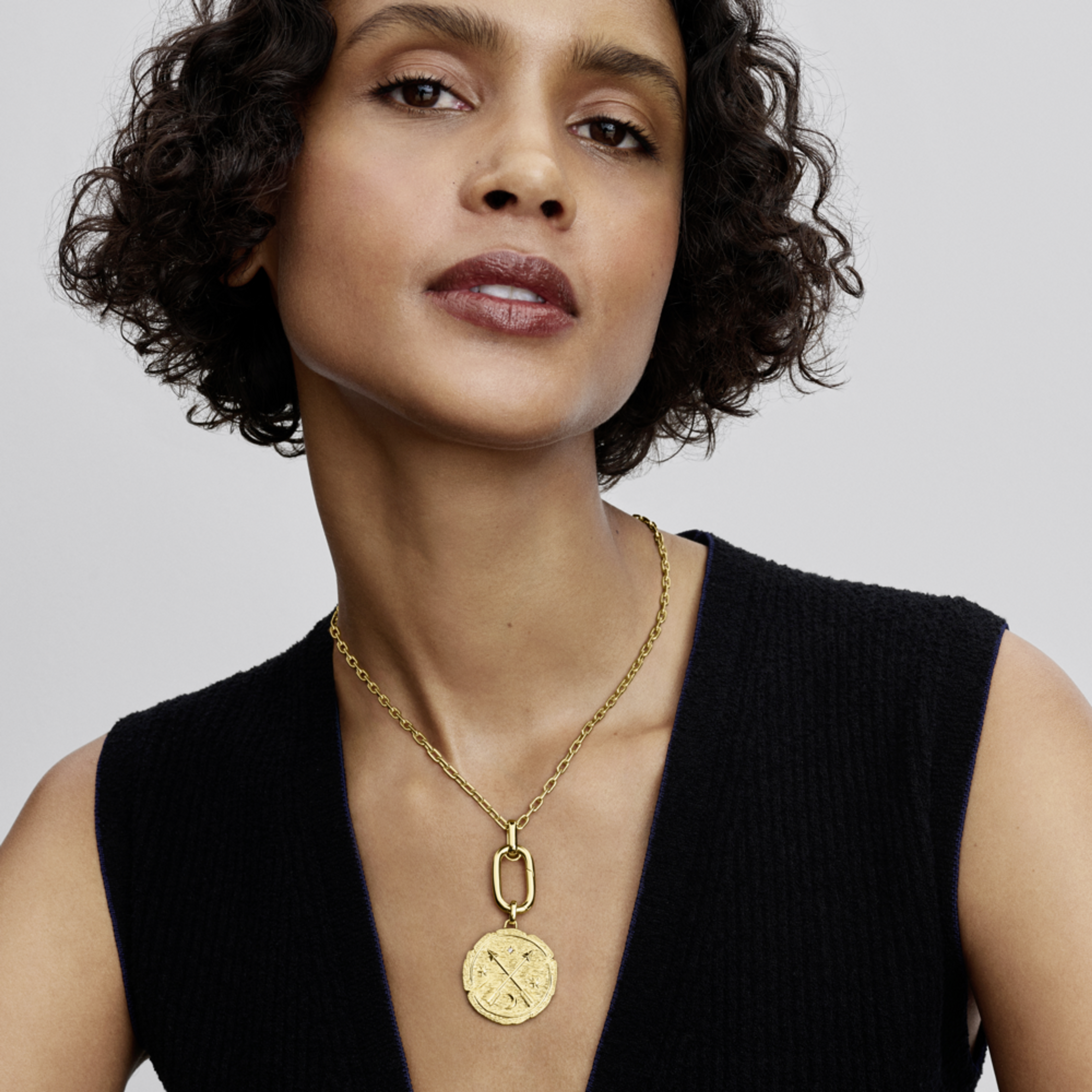 PANDORA pozlátený Veľký medailónkový prívesok Skrížené šípy - galéria #1