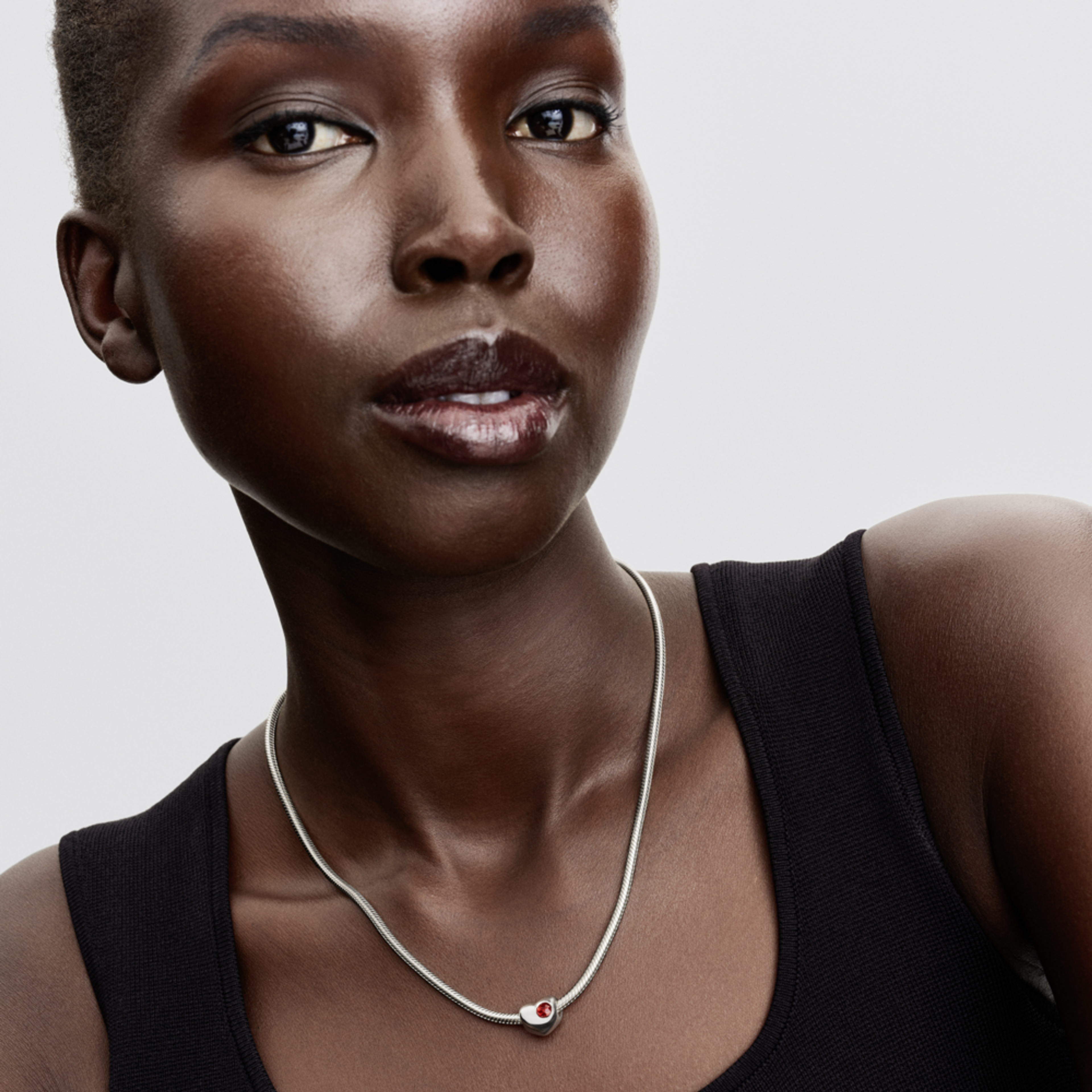 PANDORA gravírovateľný prívesok v tvare srdca s červeným kameňom - galéria #1