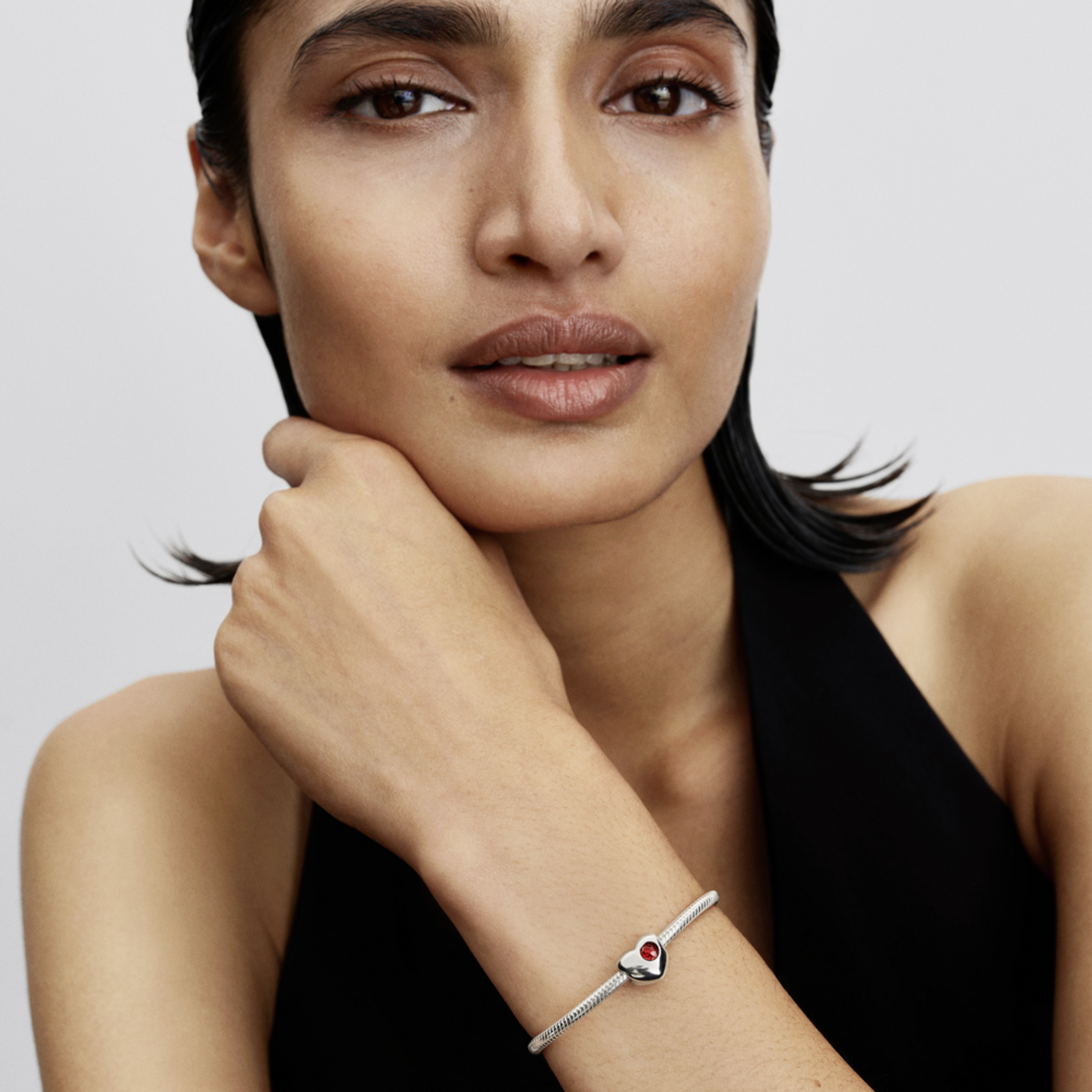 PANDORA gravírovateľný prívesok v tvare srdca s tmavo červeným kameňom - galéria #1