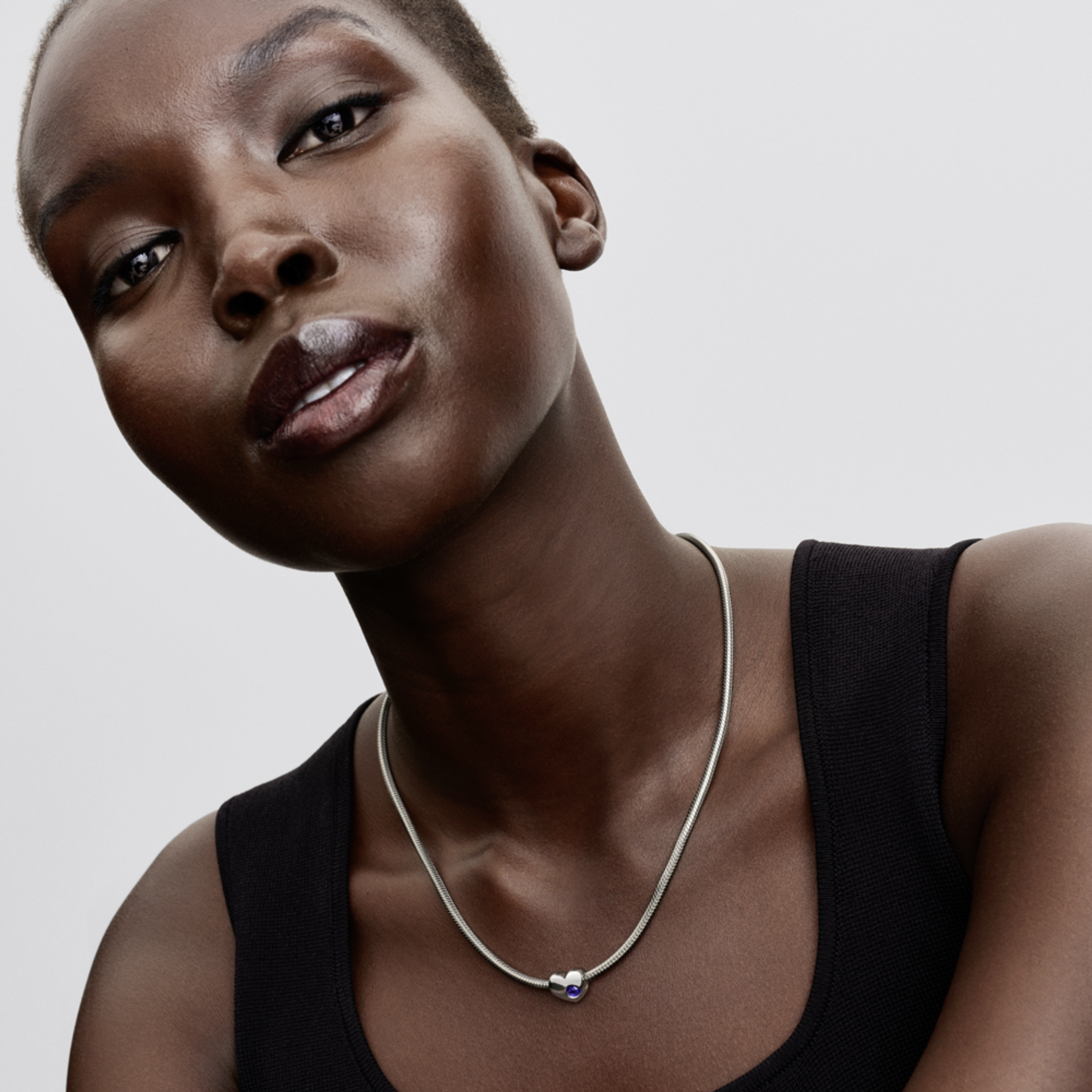 PANDORA gravírovateľný prívesok v tvare srdca s tmavomodrým kameňom - galéria #1