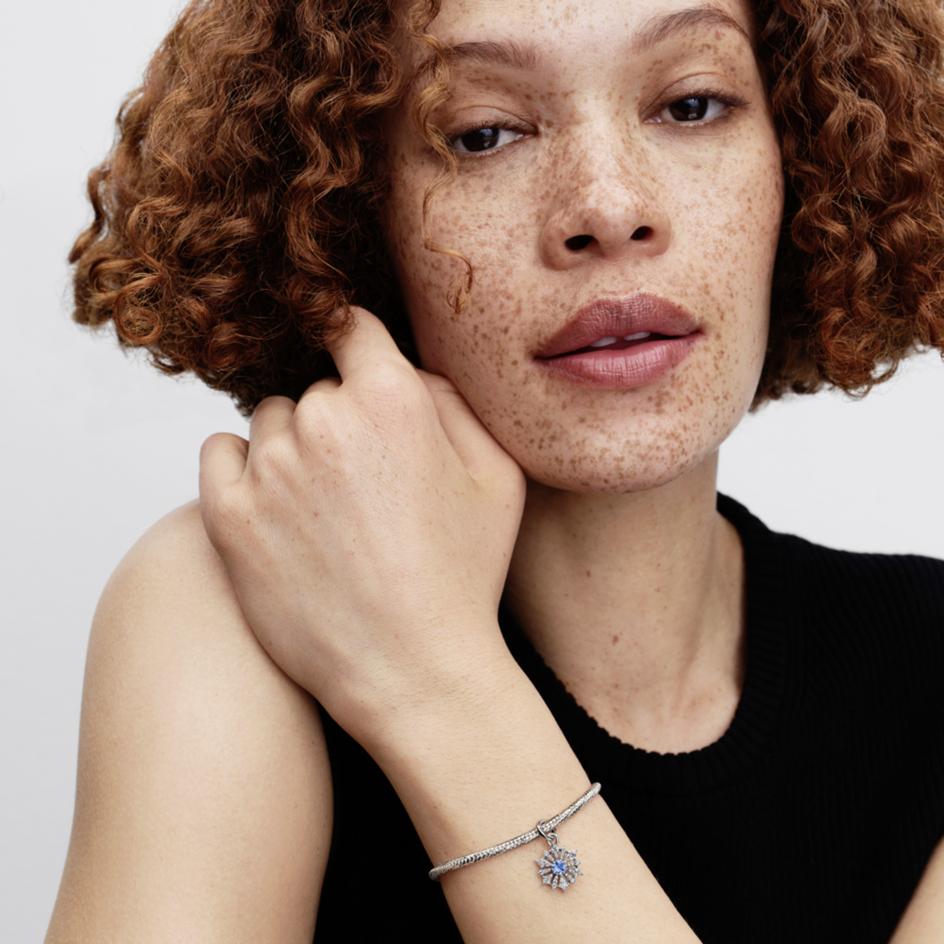 PANDORA Visiaci prívesok Disney Ľadové kráľovstvo – Snehová vločka kráľovnej Elsy - galéria #1