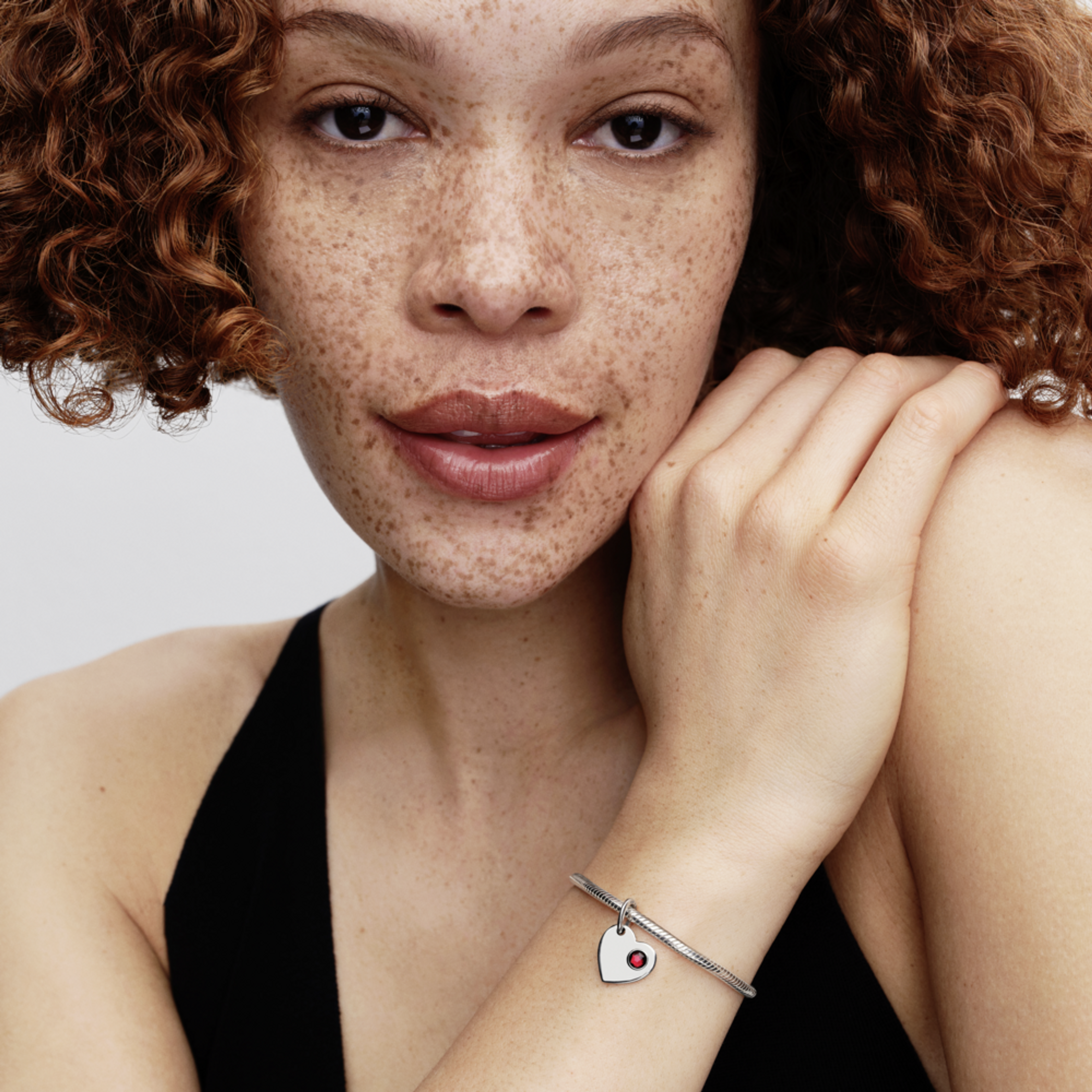 PANDORA Visiaci prívesok Srdce s červeným kameňom, na gravírovanie - galéria #1