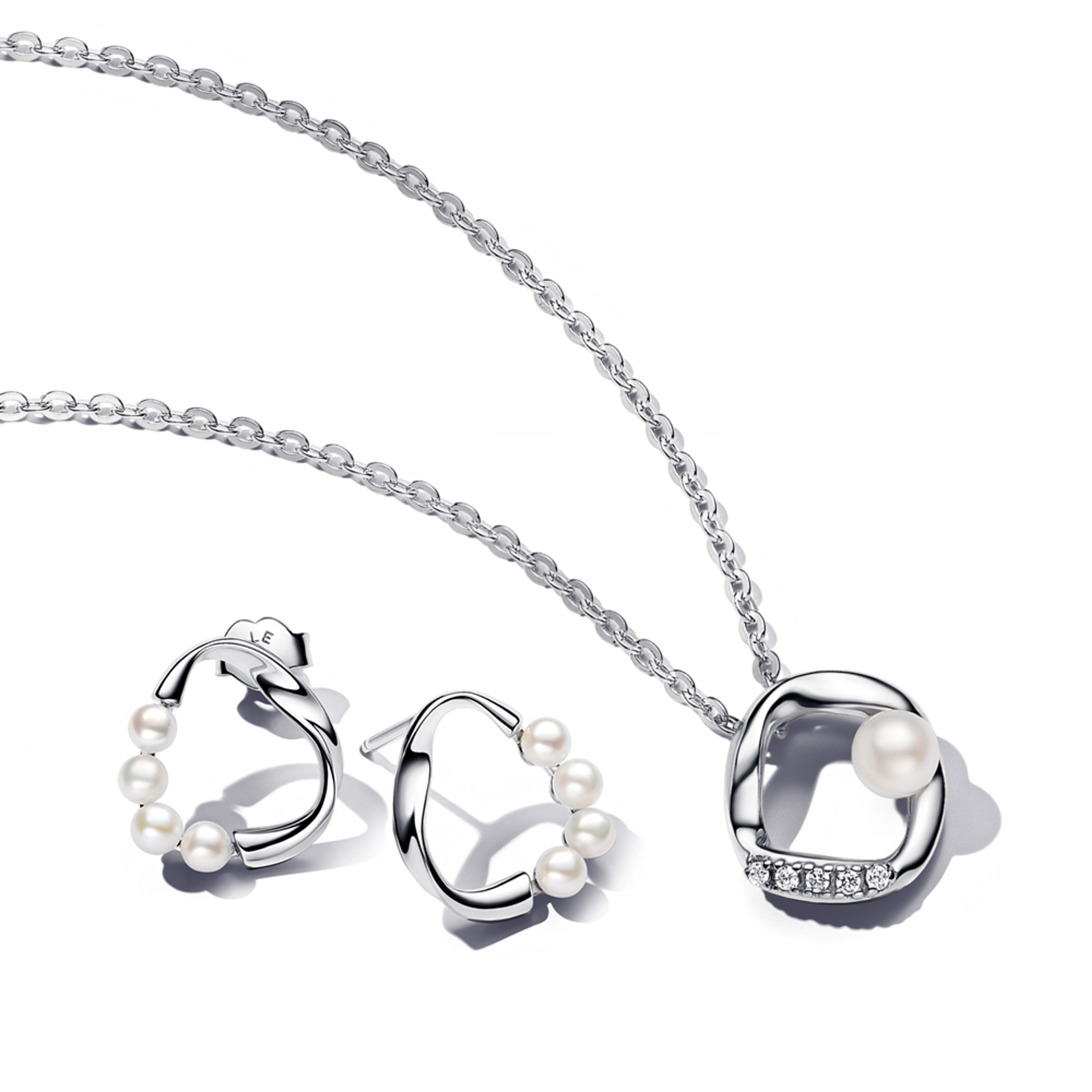 PANDORA náhrdelník kruh s organickým tvarom s pavé, upravená sladkovodná kultivovaná perla